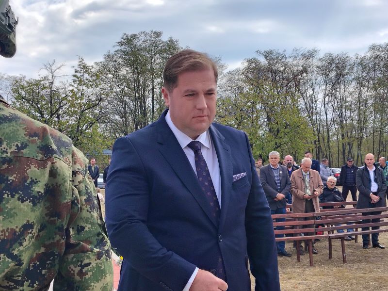 Malo Crniće obeležilo 111 godina od Bitke na Vranjevcu: Sećanje na stradale junake i zavet budućim generacijama 22 Nikola Vukelić polaže venac na spomen-obeležju Vranjevac.