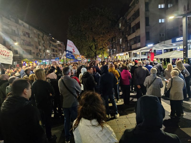 Građani prisustvuju predizbornom skupu Studentske liste u Tabačkoj čaršiji u Požarevcu.