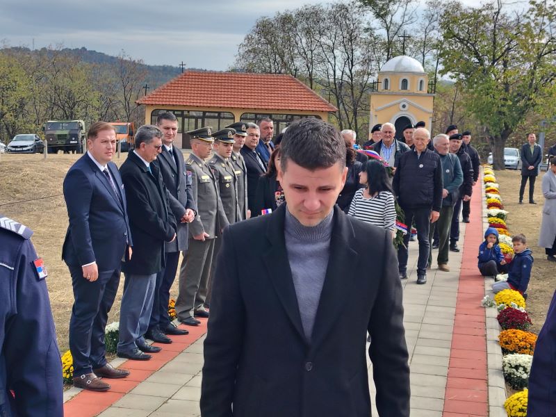 Malo Crniće obeležilo 111 godina od Bitke na Vranjevcu: Sećanje na stradale junake i zavet budućim generacijama 27 Policija polaže vence u čast stradalih srpskih vojnika na Vranjevcu.