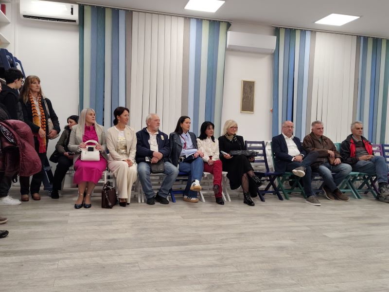Posetioci razgledaju izložbu „Pulsiranje“ u biblioteci „Srboljub Mitić“ u Malom Crniću.