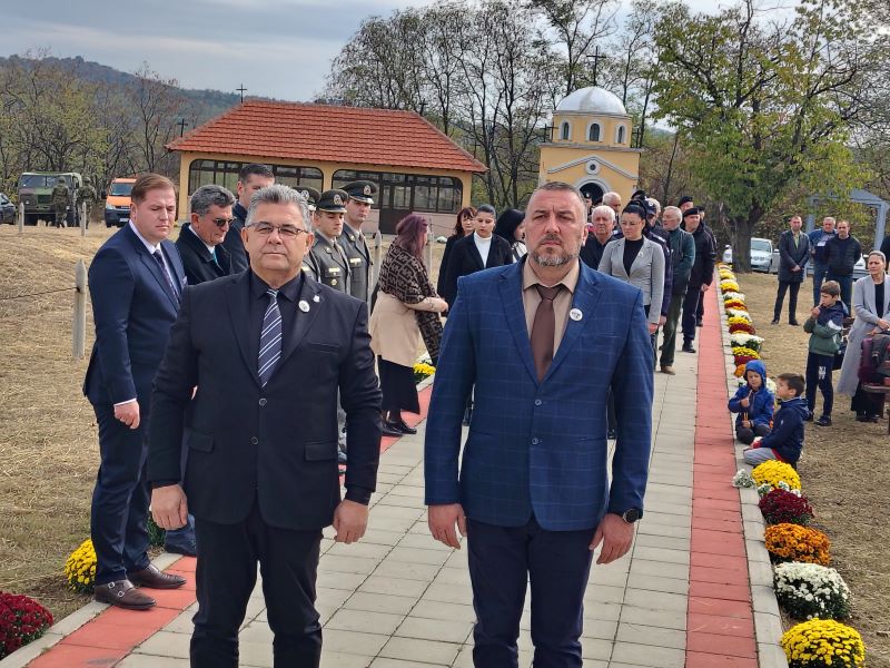 Malo Crniće obeležilo 111 godina od Bitke na Vranjevcu: Sećanje na stradale junake i zavet budućim generacijama 25 Predsednik Opštine Malo Crniće Mališa Antonijević i zamenik predsednika Daniel Surdulović polažu vence na spomen-obeležju Vranjevac.