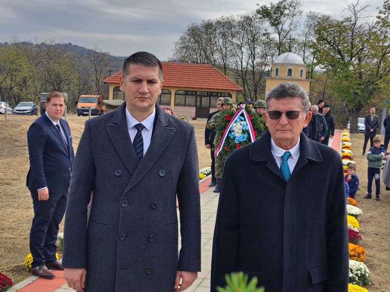 Malo Crniće obeležilo 111 godina od Bitke na Vranjevcu: Sećanje na stradale junake i zavet budućim generacijama 24 Saša Pavlović i Veroljub Arsić polažu vence u čast stradalih srpskih vojnika na Vranjevcu.