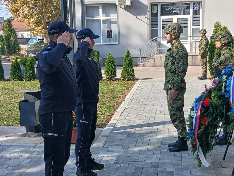 Malo Crniće obeležilo Dan oslobođenja: Položeni venci u čast palih boraca 9 Polaganje venaca policije na spomenik palim borcima povodom Dana oslobođenja opštine Malo Crniće.