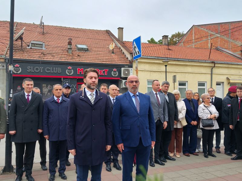 Predsravnici SNS POLAŽU VENAC