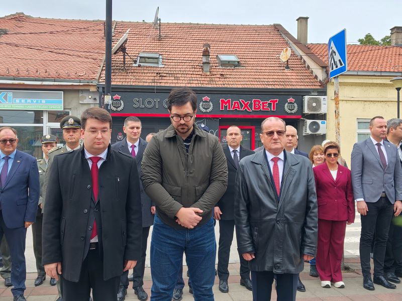Predstavnici SPS polažu venac