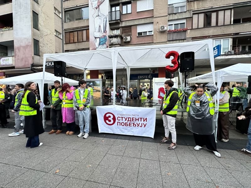 Predizborni skup liste„Studenti pobeđuju“ u Požarevcu: Govorilo se o zagađenju, zdravstvu i obrazovanju 13 Studenti iz Požarevca obraćaju se građanima tokom predizbornog skupa Put ka pobedi.
