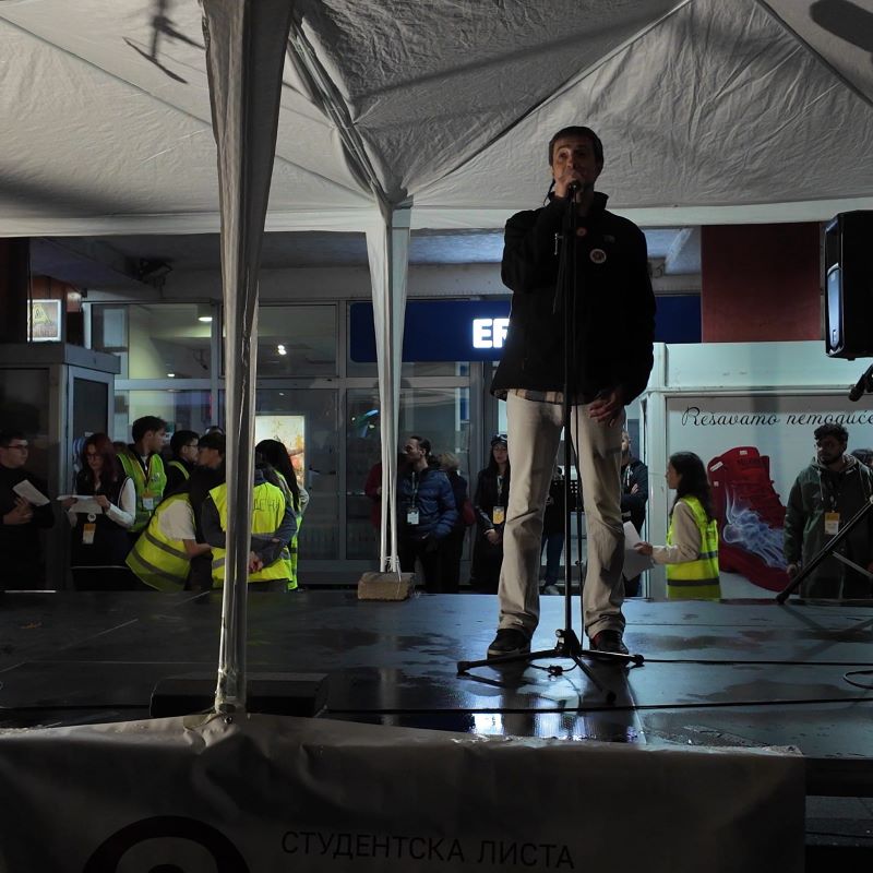 Predizborni skup liste„Studenti pobeđuju“ u Požarevcu: Govorilo se o zagađenju, zdravstvu i obrazovanju 17 Prof. dr Oliver Tošković govori o radu institucija na skupu Put ka pobedi u Požarevcu.