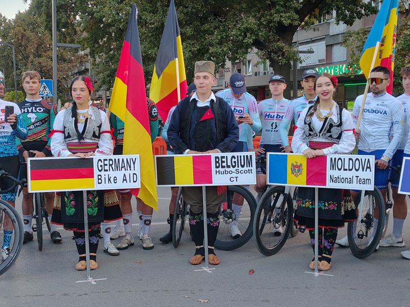 Ognjen Ilić pobednik prologa „Trke kroz Srbiju“ u Požarevcu 19 biciklističke ekipe na predstavljanju pred početak takmičenja.