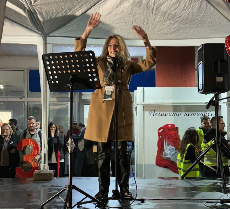 Predizborni skup liste„Studenti pobeđuju“ u Požarevcu: Govorilo se o zagađenju, zdravstvu i obrazovanju 19 Vesna Spasojević Brkić na skupu u Požarevcu