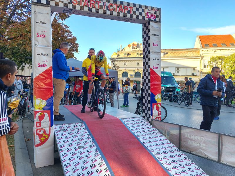 Ognjen Ilić pobednik prologa „Trke kroz Srbiju“ u Požarevcu 25 Biciklisti na startnoj rampi tokom prologa Trke kroz Srbiju u Požarevcu.