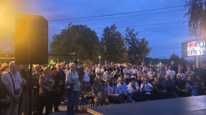 gradjani Kostolca na tribini Studentske liste 2