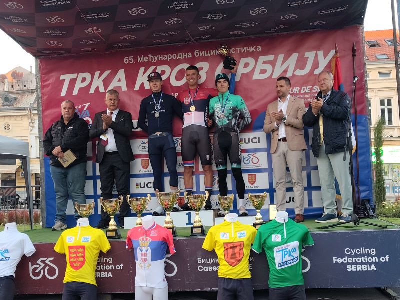 Dodela priznanja najboljim takmičarima na prologu Trke kroz Srbiju.
