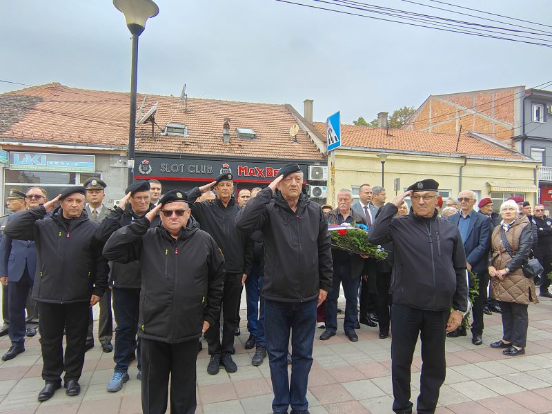 Odavanje poćasti na spomen-obeležja na Čačalici u znak sećanja na poginule borce.