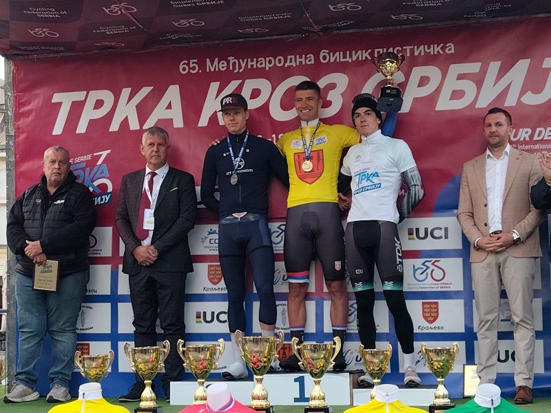 Ognjen Ilić pobednik prologa „Trke kroz Srbiju“ u Požarevcu 17 Ognjen Ilić na pobedničkom postolju nakon osvajanja prologa u Požarevcu.