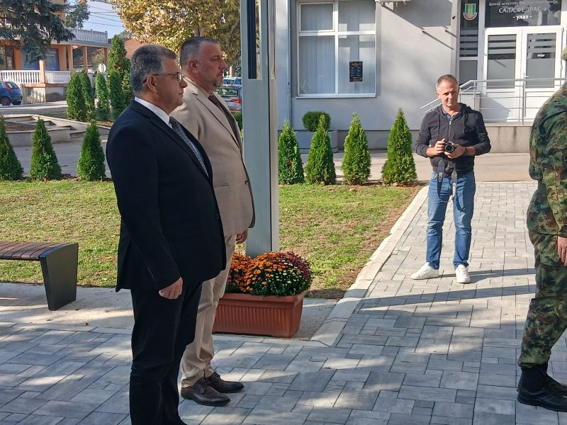 Malo Crniće obeležilo Dan oslobođenja: Položeni venci u čast palih boraca 10 Predsednik opštine polaže venac u Malom Crniću