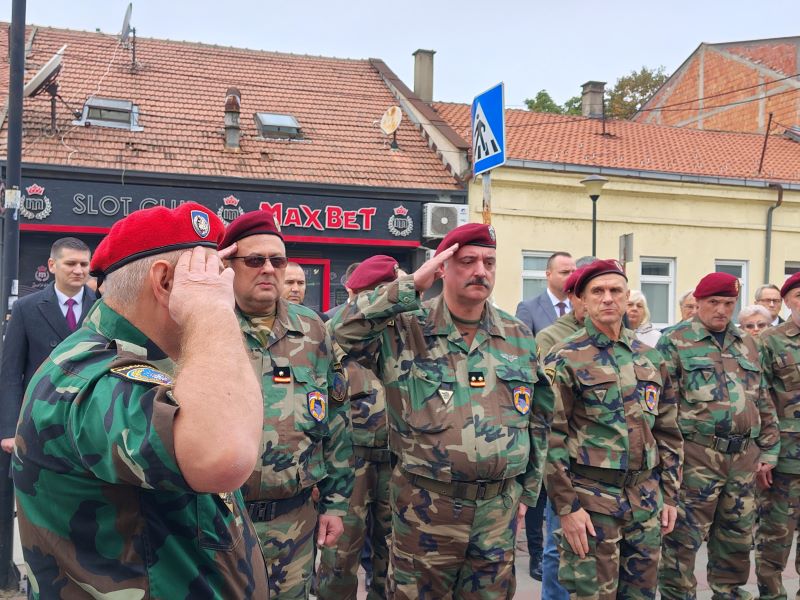 Požarevac obeležio Dan oslobođenja: Položeni venci i uručene Oktobarske nagrade 47 Veterani polažu venac ba spomenik vojniku