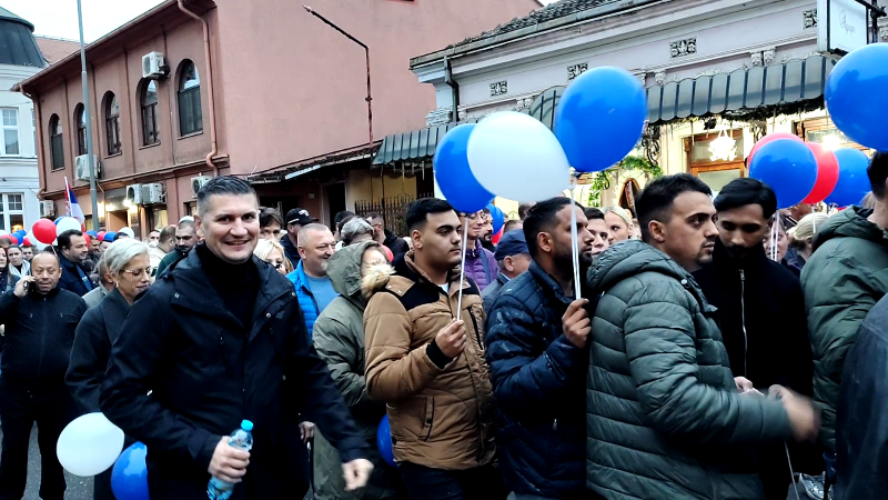 Mirna šetnja podrške listi „Aleksandar Vučić – Ujedinjena Srbija“ održana u Požarevcu 10 Učesnici mirne šetnje ulicama Požarevca tokom izborne kampanje