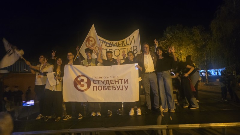 Održana tribina Studentske liste "Pod istim nebom" u Kostolcu 9 ucesnici i predsatvnici studentske liste