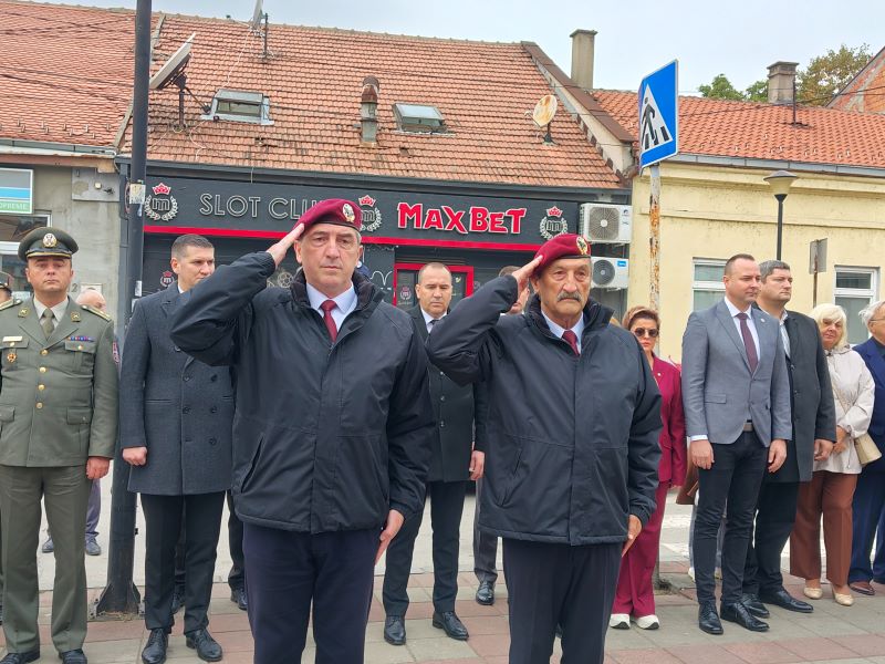 Polaganje venaca na spomenik vojniku
